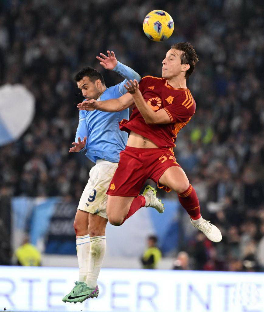 那不勒斯意甲击败乌迪内斯奥斯梅恩头球得分